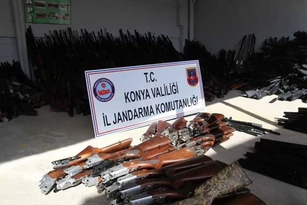 Konya'da çok sayıda kaçak silah ele geçirildi-3