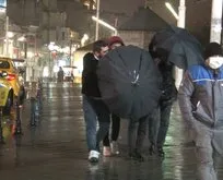 Taksim Meydanı’nda rüzgarla zorlu mücadele