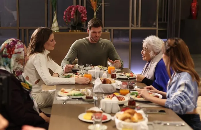 aile-dizisi-patir-patir-dokuluyor-seyirci-sokta-2-basrol-oyuncudan-ayrilik-karari-geldi-bir-de-final-soku-1703069439975.jpg Aile dizisi patır patır dökülüyor seyirci şokta: 2 başrol oyuncudan ayrılık kararı bir de final...-7