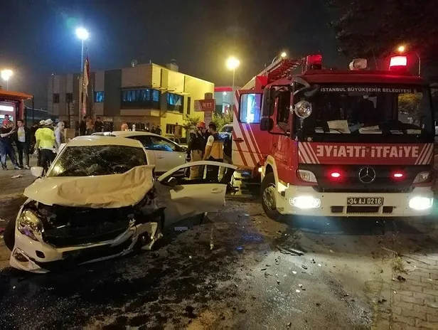 Kartal'da iki otomobil kafa kafaya çarpıştı: 8 ağır yaralı-2