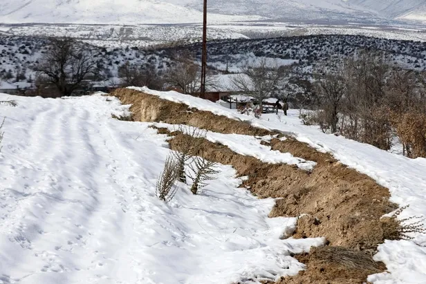 1676461535013.jpeg Malatya Doğanşehir'in kırsal bölgelerinde deprem nedeniyle derin yarıklar oluştu! "Karşı dağ ikiye yarılmış"-3