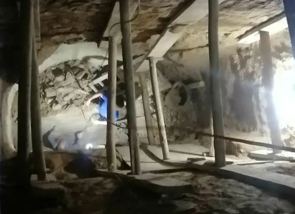 evinin-altinda-define-ararken-gocuk-altinda-kaldi-2-katli-ev-ise-cokme-endisesiyle-bosaltildi-1623611795782.jpg Evinin altında define ararken göçük altında kaldı! 2 katlı ev ise çökme endişesiyle boşaltıldı-5