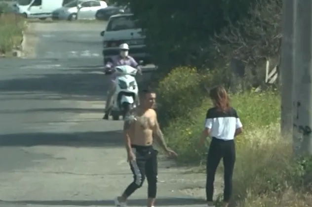 Antalya’da yarı çıplak maganda genç kadını önce takip etti sonra üzerine yürüdü