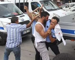 Zabıtaya satırla saldırdılar