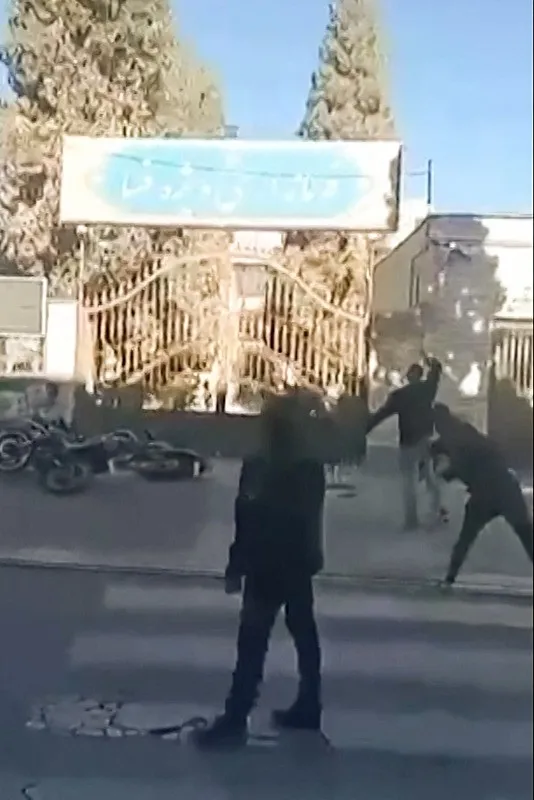 trumptan-irana-tehdit-protestoculara-ates-acip-oldururse-abd-yardima-gelecek-1767343829032.jpeg İran'da hükümet binasına saldırı, AFP