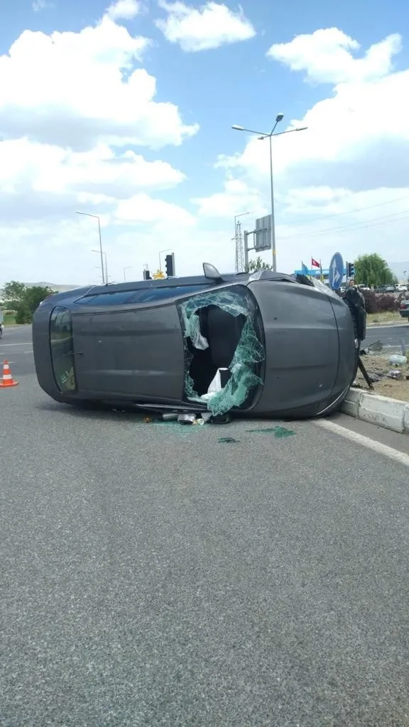 Bingöl'de havalimanı kavşağında kaza: 5 yaralı-2