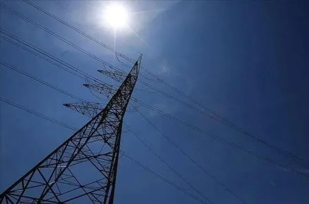 Türkiye genelinde elektrik kesintileri yaşanıyor! Açıklama geldi nedeni belli oldu