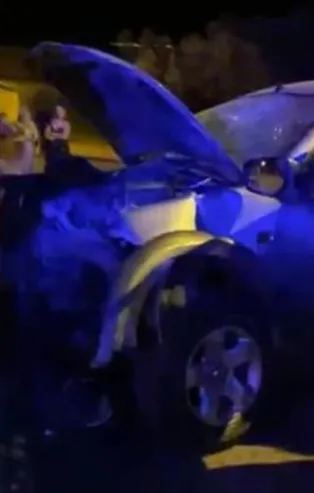 Bursa'nın İznik ilçesinde virajı alamayan araç bahçe duvarına girdi