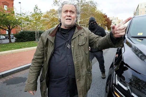 donald-trumpin-eski-danismani-steve-bannon-fbia-teslim-oldu-biden-rejimini-her-gecen-gun-daha-da-parcaliyoruz-1636992250706.jpeg Donald Trump'ın eski danışmanı Steve Bannon FBI'a teslim oldu: Biden rejimini her geçen gün daha da parçalıyoruz-4