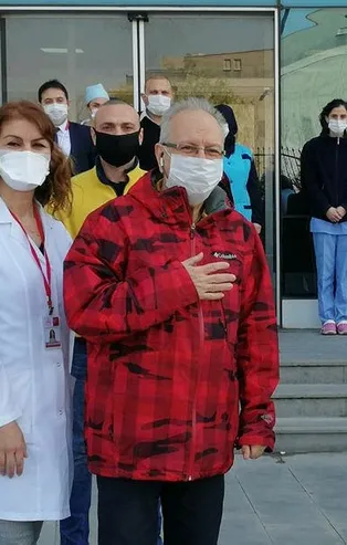 Kovid-19'u yenen Prof. Dr. Özyaral: ABD bir maske veremezken, biz 4 saat arayla maske değiştirdik! Hastanede hiçbir şeyimiz eksik değildi