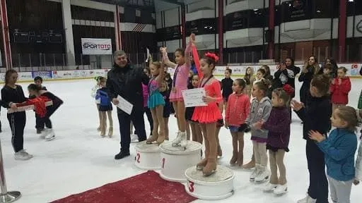 chpli-ankara-buyuksehir-belediyesi-yonetimindeki-turkiyenin-ilk-olimpik-buz-sporlari-tesisi-9-aydir-kapali-1628585791301.jpg CHP'li Ankara Büyükşehir Belediyesi yönetimindeki Türkiye'nin ilk olimpik buz sporları tesisi 9 aydır kapalı-4