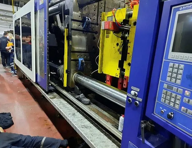 manisada-korkunc-olay-basi-enjeksiyon-makinesine-sikisan-teknisyen-oldu-1652344312172.jpeg Manisa'da korkunç olay! Başı enjeksiyon makinesine sıkışan teknisyen öldü-2