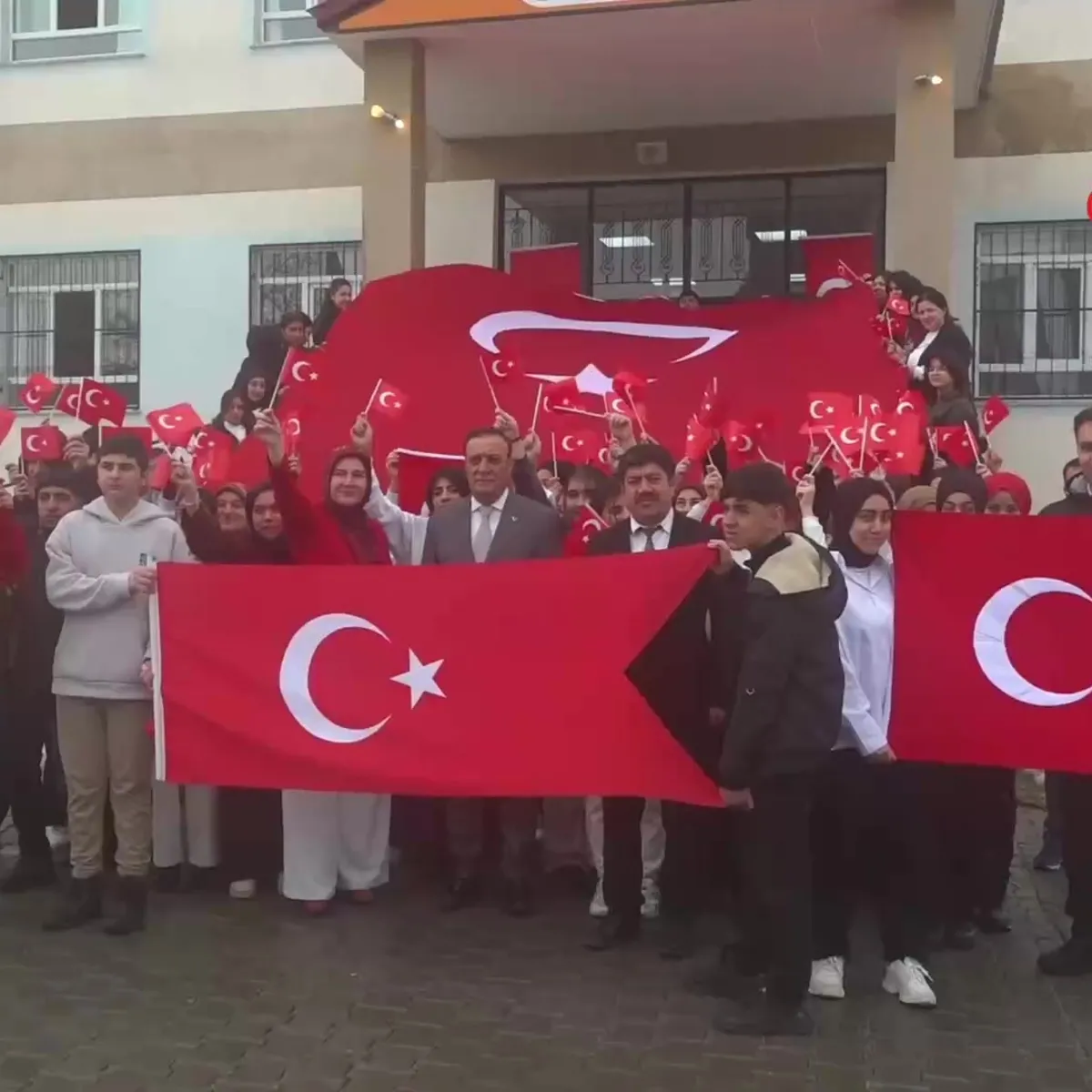Tatvan’da ilk zil çaldı! Tema bayrak sevgisi!