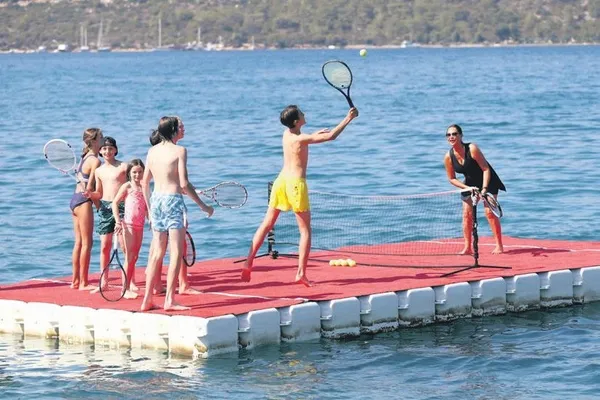 cocuklar-gibi-sen-hulya-avsar-denizin-ortasinda-tenis-oynadi-1697233756161.jpeg