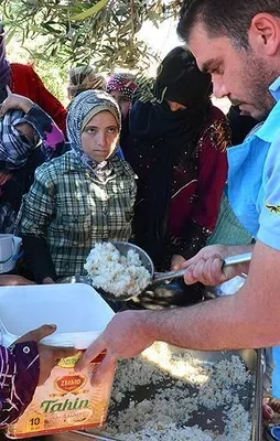 Türkiye'den Azez'e 'ilk iftar' için yardım