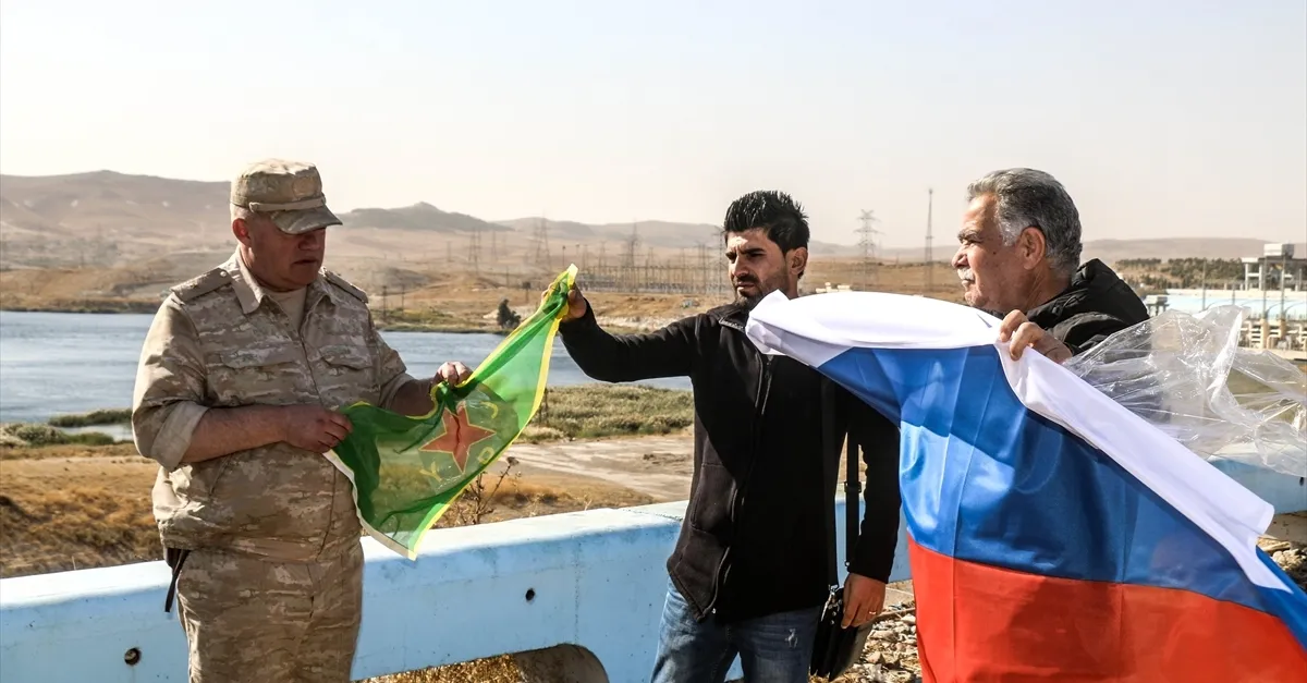 ABD’nin boşalttığı Tişrin üssünde YPG/PKK flamasıyla devir teslim!