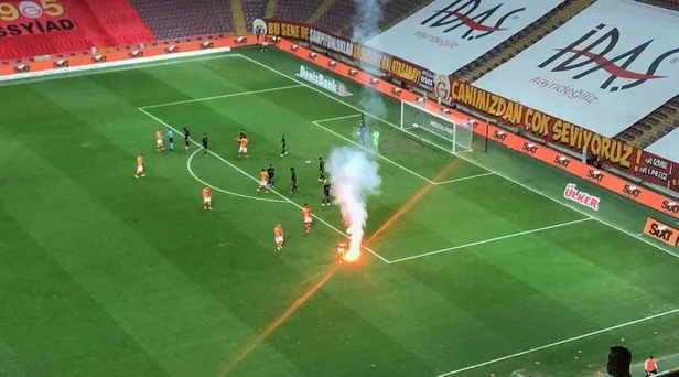dev-derbide-ilginc-anlar-galatasaray-ile-fenerbahce-arasinda-seyircisiz-oynanan-macta-sahaya-mesale-atildi-1601225024629.jpeg