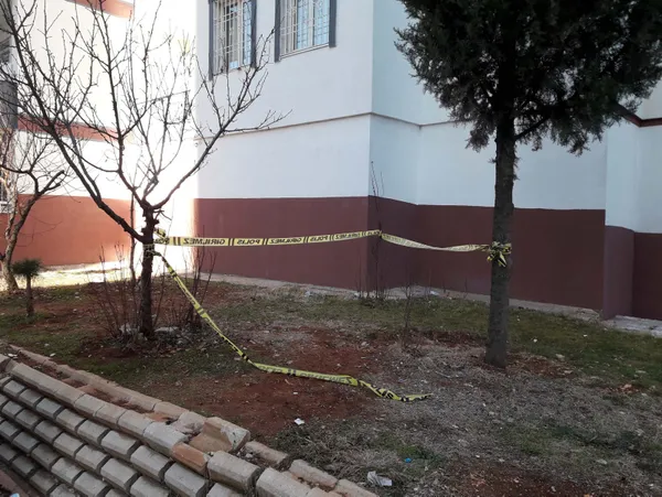 feci-olum-10uncu-kattan-dusen-12-yasindaki-cocuk-kurtarilamadi-1642248426358.jpg Feci ölüm! 10'uncu kattan düşen 12 yaşındaki çocuk kurtarılamadı-6