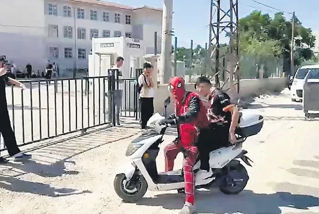 Örümcek adam yetiştirdi