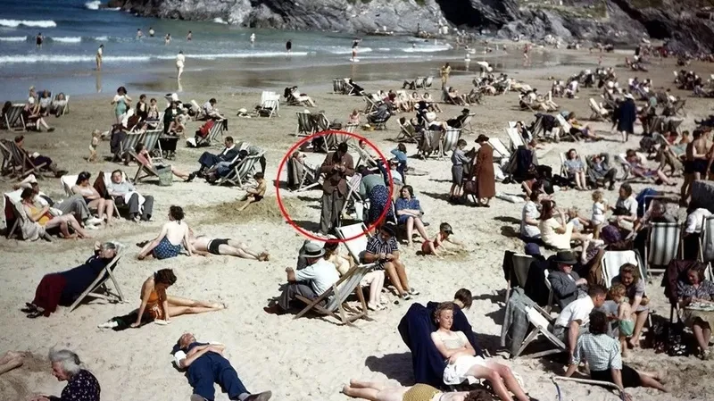 tek-fotografla-sir-perdesi-aralandi-1940li-yillarda-bu-adam-telefonla-mi-konusuyor-1708677161934.jpg Tek kareyle sır perdesi çözüldü! Fotoğraftaki adam 81 yıl önce telefonla mı konuşuyor?-4