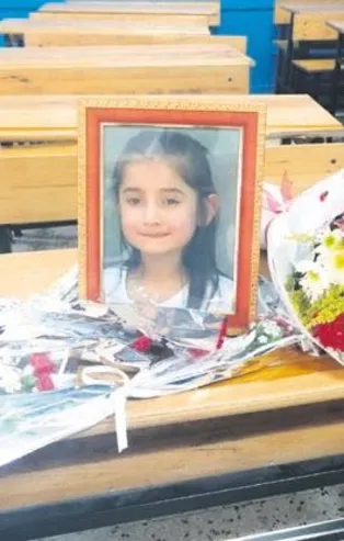 Avcılar'da servis minibüsünün ezdiği Eylül'ün sırası çiçeklerle donatıldı