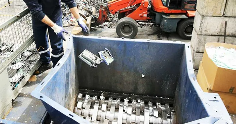 sarraflar-bile-pesine-dustu-sakin-kaptirmayin-onune-gelen-cope-atiyor-ama-yuzde-95i-altin-1709280716321.jpg Herkes çöpe atıyor ama yüzde 95'i altın! Sarraflar bile peşine düşüyor sakın kimseye vermeyin-7