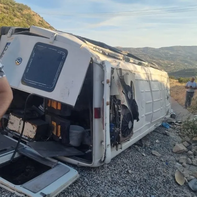 Minibüs devrildi