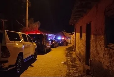 Babasının başını taşla ezdi!