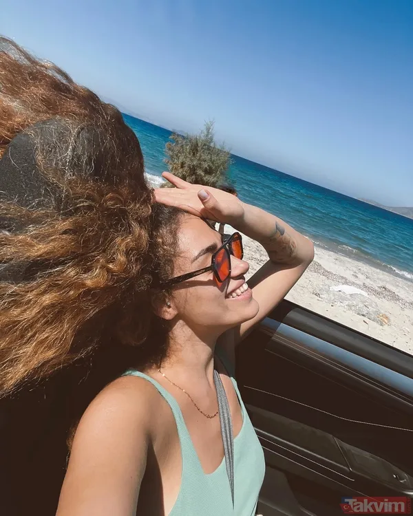 Uçağa Bindiğimde Kedim Pusetindeydi. İnişe Kısa Bir Süre Kala Kedim Fenalaşınca Onu Pusetten Çıkarmak İstedim. O Sırada Bir Hostes Beni Sert Bir Dille Uyardı...