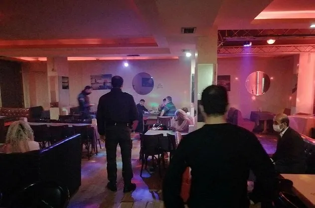 Kısıtlamaya rağmen müzikholde akılalmaz görüntü! Eğlenceye polis baskını