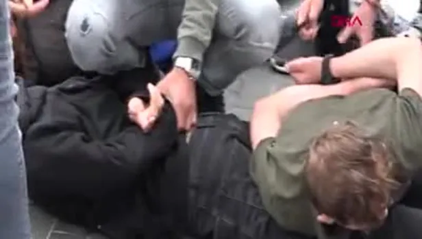 Taksim Meydanı'nda kemerli kavga! Özel harekat polisleri ve sivil polisler devreye girdi!