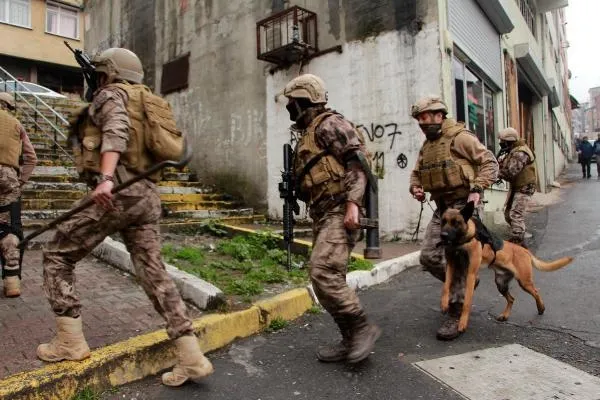 Şişli’de boşanma aşamasında olan eşini rehin alan Tugay Adak, Polis Özel Harekat tarafından etkisiz hale getirildi-4