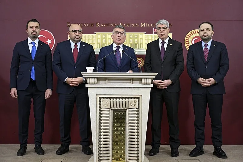 AK Parti Grup Başkanı Abdullah Güler, Meclis'te düzenlediği basın toplantısında açıklamalarda bulundu (AA)