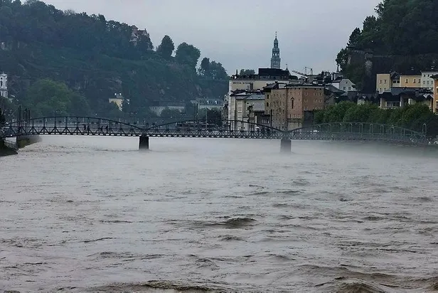 avusturyada-sele-kapilan-turk-cift-salih-ve-ayse-karaaslani-avusturyali-komsulari-alexander-eisenmann-kurtardi-1626635724336.jpeg Avusturya’da sele kapılan Türk çift Salih ve Ayşe Karaaslan'ı Avusturyalı komşuları Alexander Eisenmann kurtardı!-2