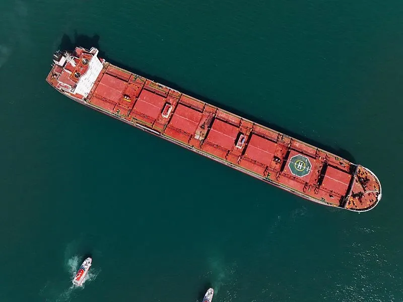 İstanbul Boğazı'nda karaya oturan yük gemisi kurtarıldı! Gemi trafiği normale döndü-3