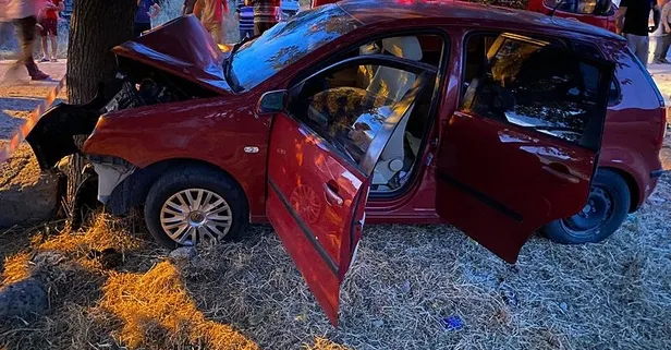 Balıkesir'de feci kaza: Ağaca çarpan otomobildeki 2 kişi öldü, 6 kişi yaralandı