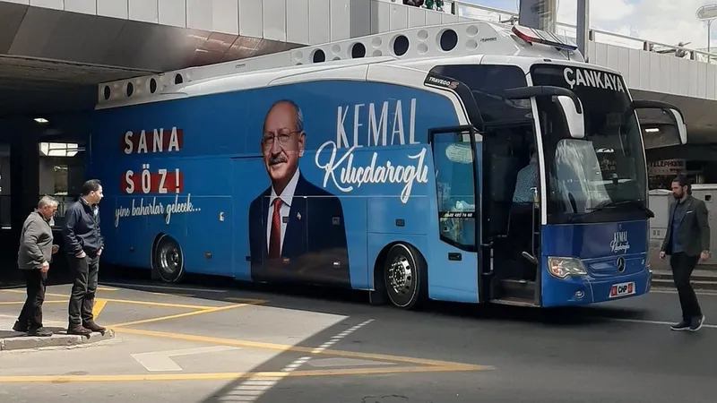 chpden-gunun-fikrasi-tam-yol-ileri-yazan-secim-minibusu-yolda-kalinca-cekici-ile-goturuldu-sosyal-medyada-dalg-1708201708867.jpeg CHP'den günün fıkrası | 'Tam yol ileri' yazan seçim minibüsü yolda kalınca çekici ile götürüldü! Sosyal medyada dalga konusu oldu-10