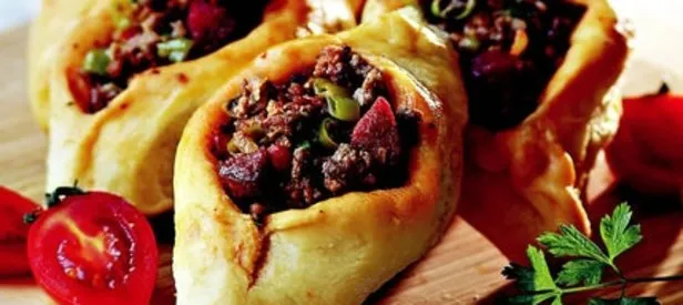 Kıymalı Sucuklu Pide Tarifi