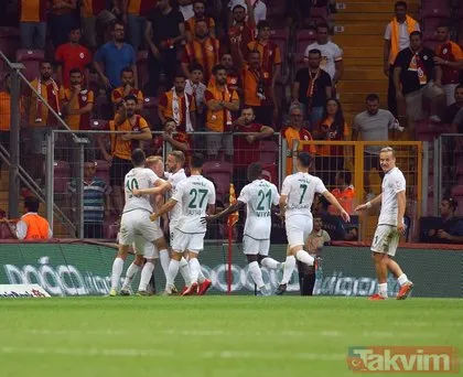 Galatasaray - Konyaspor maçında şoke eden gerginlik! Abdurrahim Albayrak ile taraftarlar...