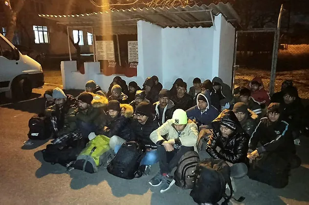Dur ikazına uymayan minibüste yakalandılar