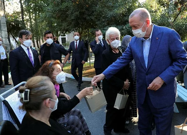 baskan-erdogan-darulaceze-sakinlerine-radyo-hediye-etti-1632604197840.jpeg Başkan Erdoğan, Darülaceze sakinlerine radyo hediye etti-2