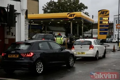 İngiltere’de şoför eksikliği sebebiyle yaşanan benzin krizi sürüyor! Uzun kuyruklar oluştu