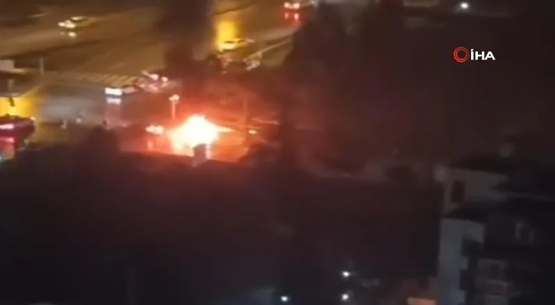 Ankara'da sel facia üstüne facia getirdi: Tabela can aldı, yıldırım otomobili yaktı! O görüntüler çok konuşuldu!-3