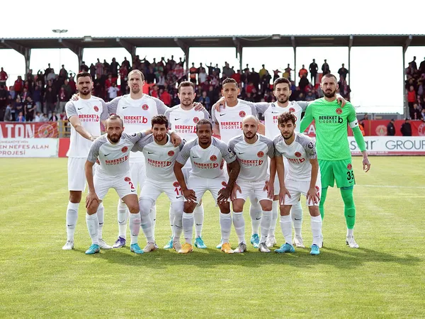 umraniyespor-tarih-yazdi-super-ligde-19651966-sezonundan-bu-yana-bir-ilk-istanbuldan-7-takim-8-takim-da-olabil-1651497258955.jpg