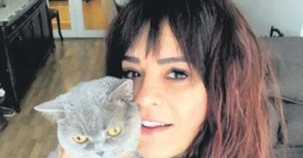 Ünlü popçu Reyhan Karaca’dan kedisi Jülyet ile poz