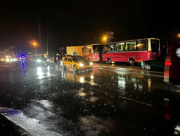 Sakarya'da 2 halk otobüsü, kamyonet ve otomobilin karıştığı kazada can pazarı yaşandı-5