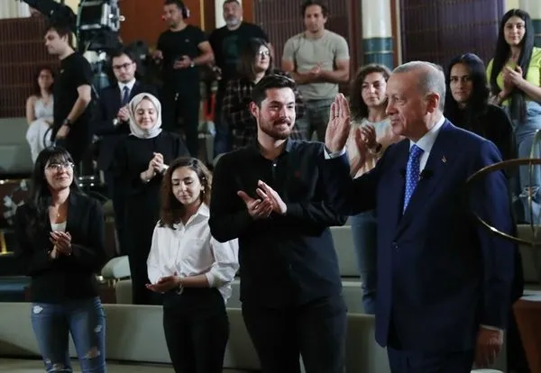 elif-gibi-dimdik-ayakta-baskan-recep-tayyip-erdoganin-dikkat-ceken-temposu-1682531823073.jpeg