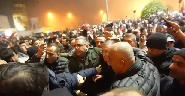 Hatay'da depremzedelerden CHP'li Lütfü Savaş'a istifa çağrısı! Yeniden aday gösteren Özgür Özel'e sert tepki