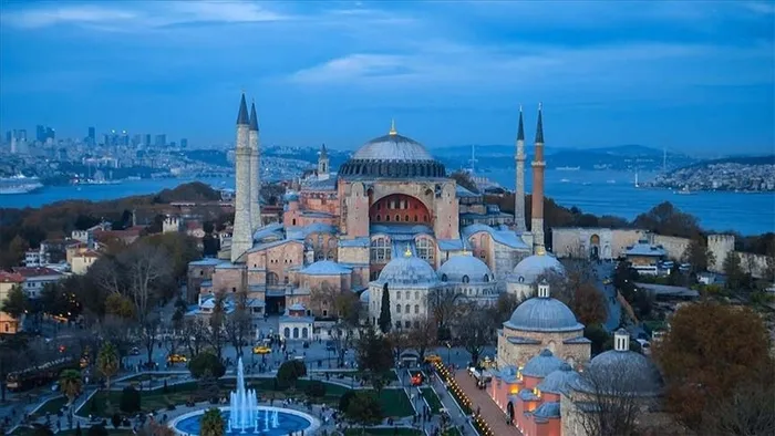 Ayasofya'da uzun kuyruklara son! Yeni düzenleme bugün başlıyor: Turistler giriş için 25 avro ücret ödeyecek-4