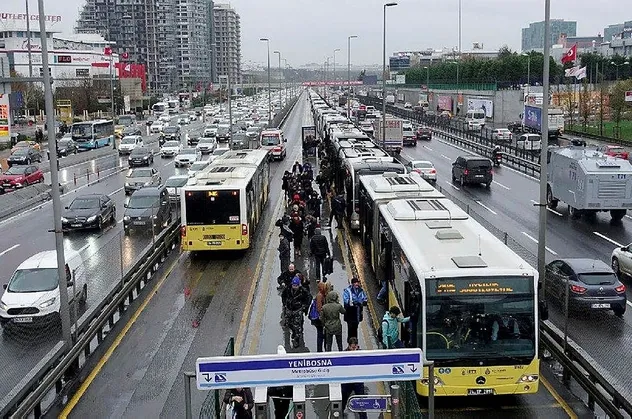 Son dakika: İBB'nin toplu taşımaya yüzde 35'lik zamlı tarifesi uygulanmaya başlandı! Vatandaş isyanda